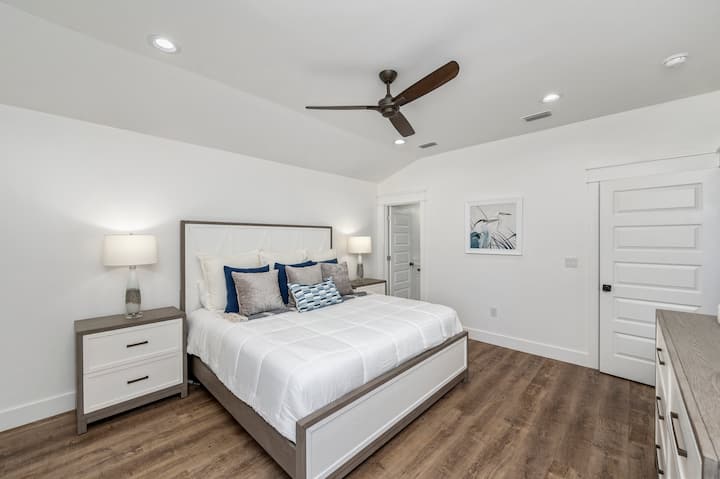 ห้องนอน 7 รูปที่ 2: เตียงคิงไซส์พร้อมห้องน้ำส่วนตัว