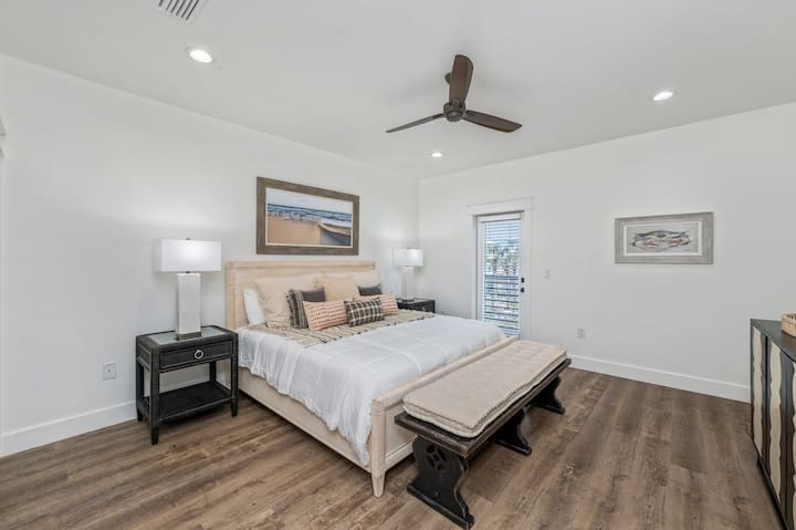 ห้องนอน 3 รูปที่ 1: เตียงคิงไซส์พร้อมห้องน้ำส่วนตัว