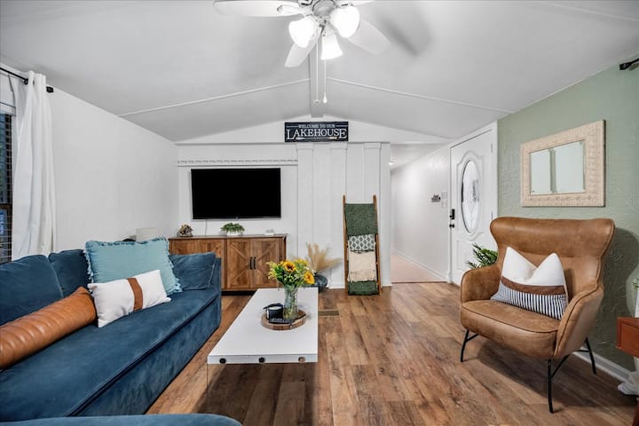 Ftesa për dhomën e ndenjjes me një divan prej pelushi, kolltuk të rehatshëm dhe një televizor të madh për argëtim. Relaksohu në stil me dekor të ngrohtë dhe detaje të kujdesshme që e bëjnë këtë hapësirë të ndihet si në shtëpi.