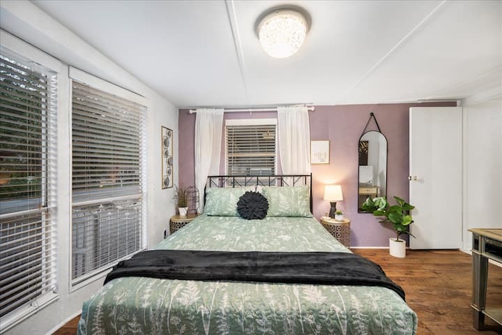 Dhomë gjumi e ndritshme dhe e rehatshme me thekse elegante dhe një krevat të rehatshëm, e përkryer për t 'u çlodhur. Dritaret e mëdha sjellin dritë natyrale, duke krijuar një pushim të qetë për t 'u çlodhur.