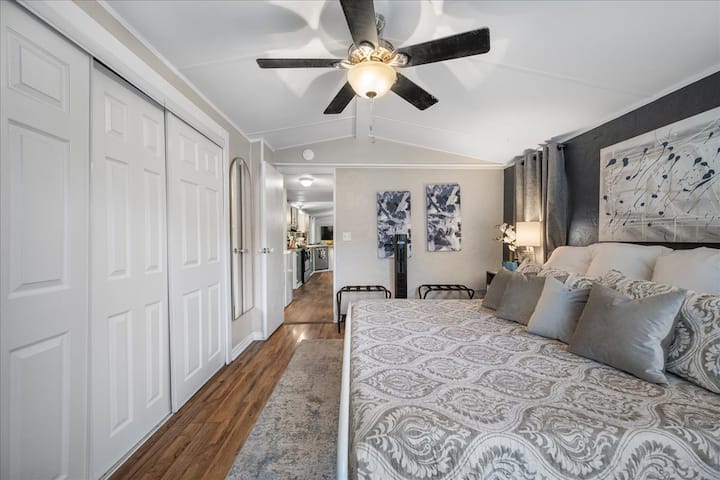 Dhomë gjumi e bollshme me një krevat dopio "king" të rehatshëm, shtroja të buta dhe dekor elegant. Hapësira e bollshme në dollap dhe ambienti qetësues e bëjnë atë pushimin e përkryer pas një dite eksplorimi.