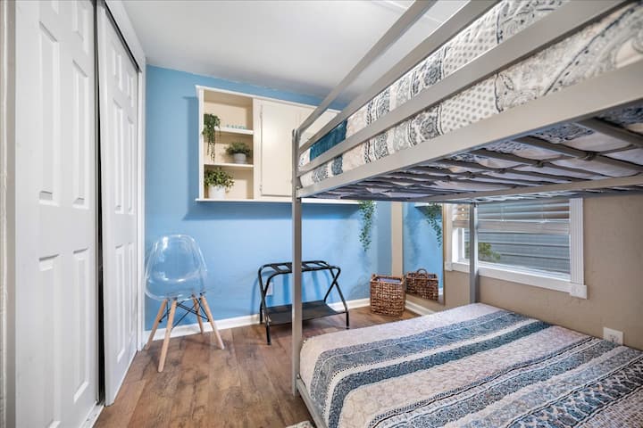 Dhomë marinari argëtuese dhe funksionale, e përkryer për fëmijë ose vizitorë të tjerë. Me shtroja të rehatshme dhe një atmosferë të ndritshme dhe ftuese, është një hapësirë e shkëlqyer për net të qeta.