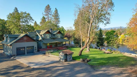 Heavenly Rogue River Retreat