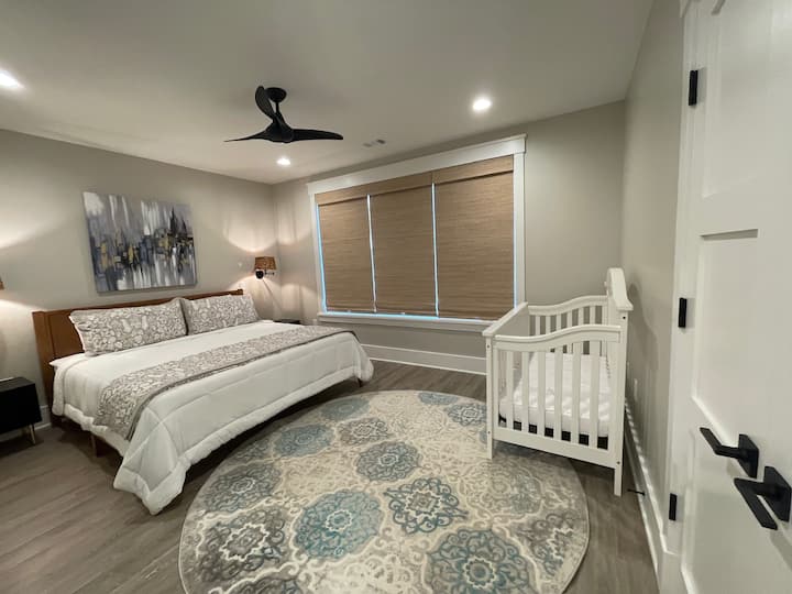 מיטת קינג סייז (מס '6 )עם עריסה