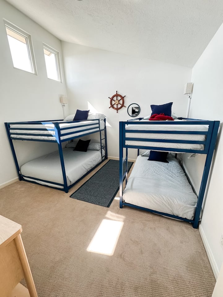 חדר הקומתיים הזה מציע מיטת קומתיים אחת בגודל מלא ומיטת קומתיים זוגית אחת. לכל מיטה יש תאורה ועמדת טעינה משלה על הקיר.

בחדר הזה יש גם טלוויזיה עם Wi - Fi מחובר. 