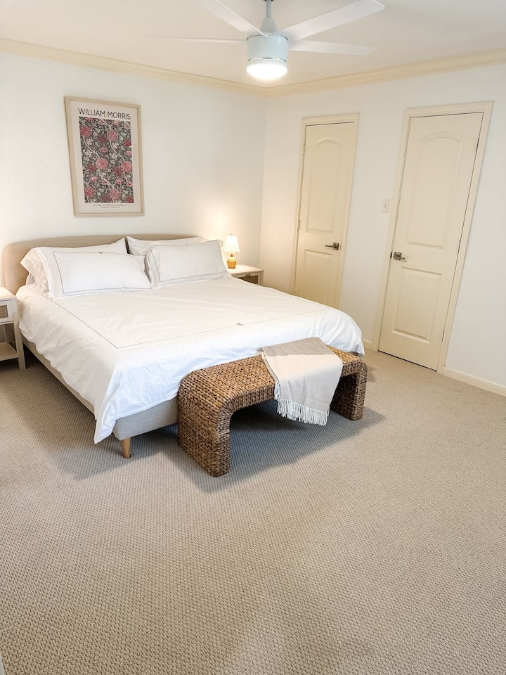 חדר שינה ראשי עם חדר רחצה צמוד