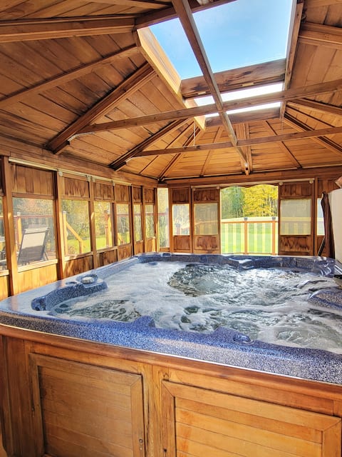 Charming and Peaceful Retreat with Hot Tub