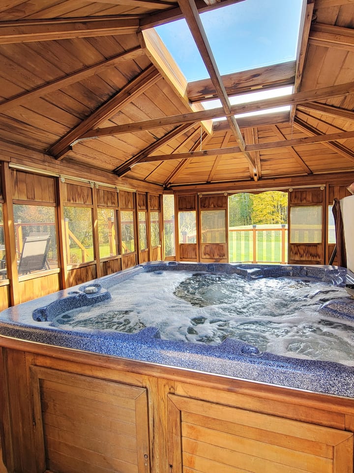 Charming and Peaceful Retreat with Hot Tub