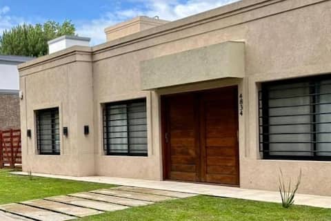 House 8 blocks from the sea