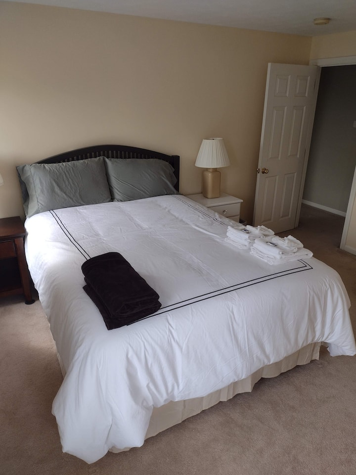 غرفة نوم الضيوف 1 من الزاوية البعيدة إلى مدخل المدخل.