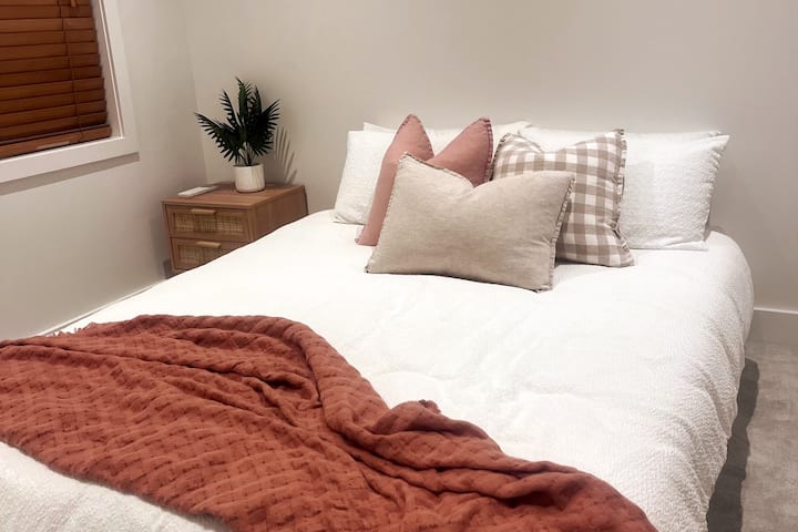Dormitorio principal con baño privado y armario empotrado y aire acondicionado.