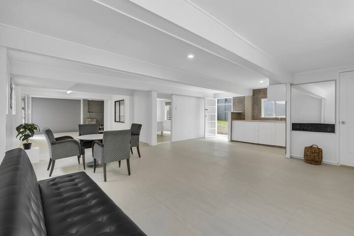 6 Mins to City–Stylish Retreat gallery image 4