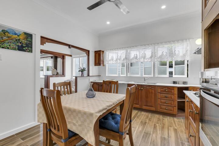 6 Mins to City–Stylish Retreat gallery image 5