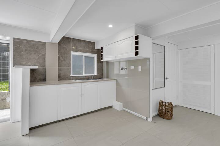 6 Mins to City–Stylish Retreat gallery image 3