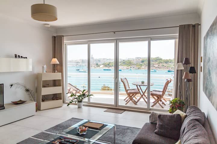 73 Strand Seafront — 3br En-suite + Garage - Malta