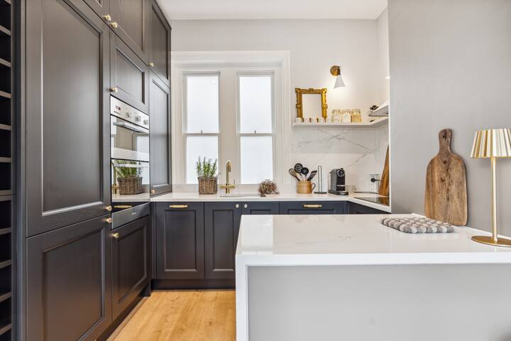 Stunning Hyde Park Flat gallery image 3