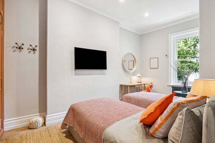 Stunning Hyde Park Flat gallery image 5