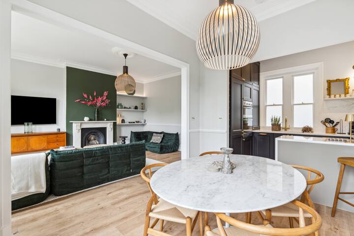 Stunning Hyde Park Flat gallery image 2