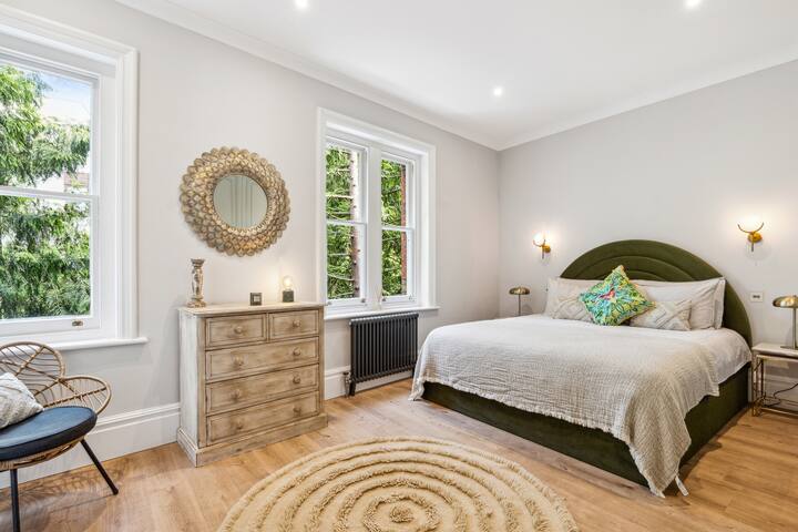 Stunning Hyde Park Flat gallery image 4