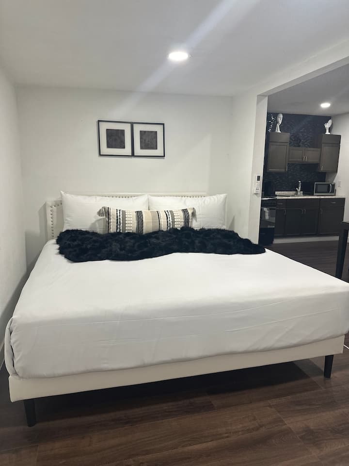 King Bed Guesthouse - Las Vegas, NV