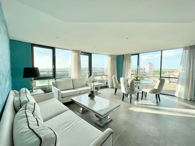 Spacious 3 BDR with A/C and rooftop in Paddington