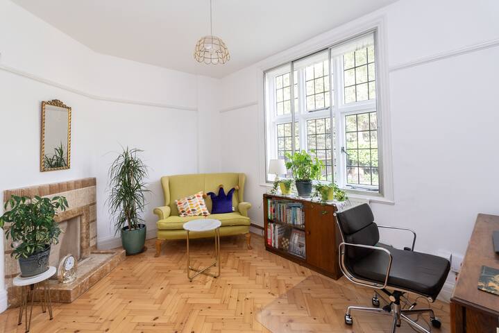 Spacious detached house with parking, large garden gallery image 4