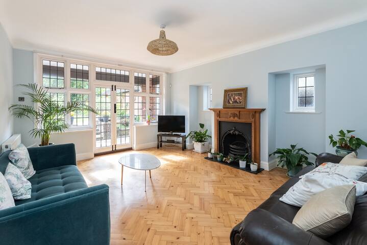 Spacious detached house with parking, large garden gallery image 2