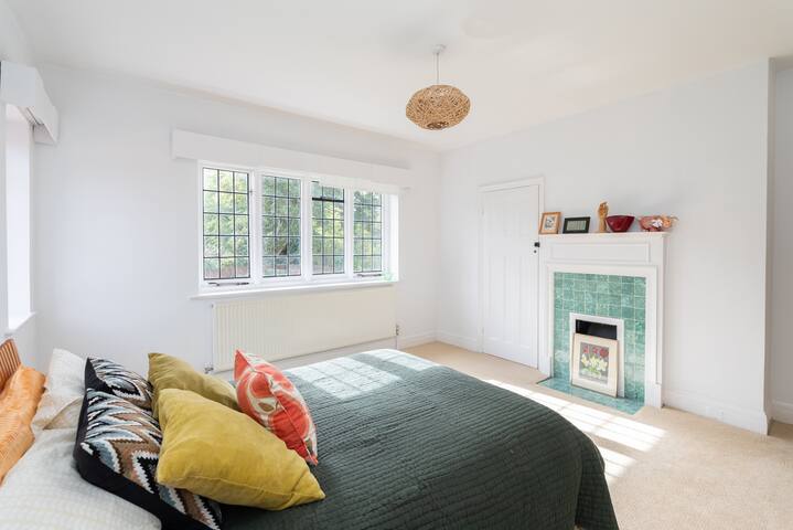 Spacious detached house with parking, large garden gallery image 5