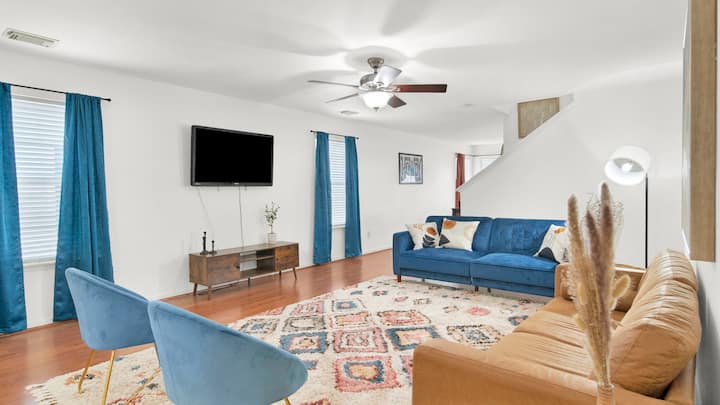 Spacious Modern Retreat + Spa - Tomball, TX