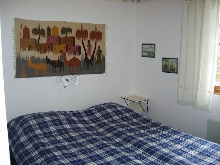 Sovrum 1 innanför entrén 2 bäddar. Sovrummet har havsutsikt.