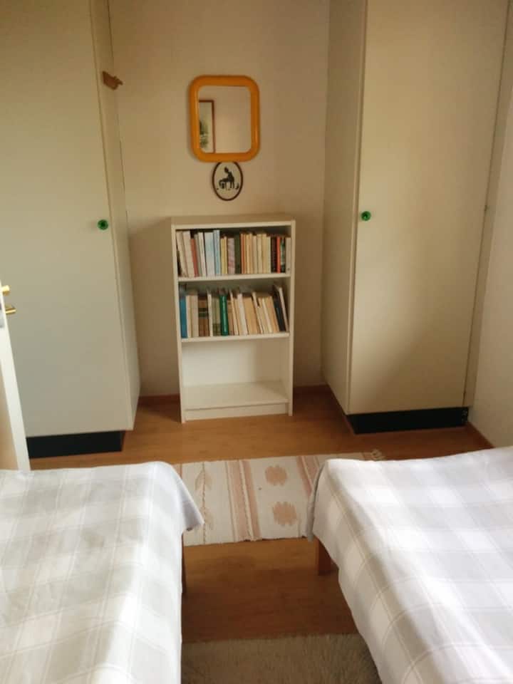 Sovrum 2 i anslutning till vardagsrummet. 2 bäddar. Sovrummet har havsutsikt.