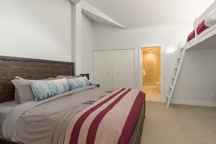 يوجد حمام داخلي. 