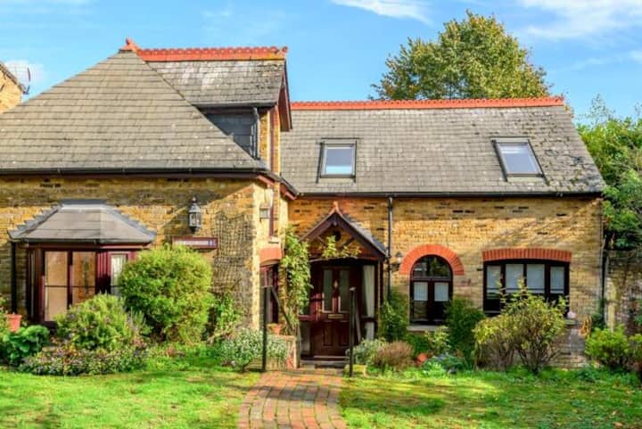 Cosy 3 Bedroom House + Gated Parking - Londres