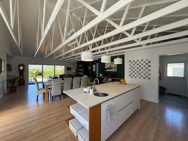 Modern home, heated pool, amazing views gallery image 4