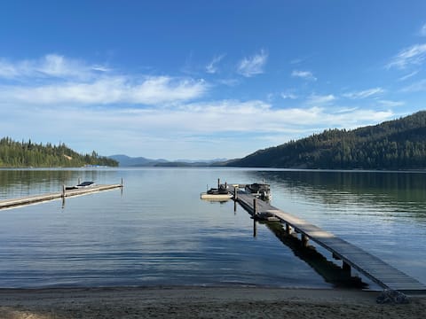 Charming Waterfront Cabin on Cavanaugh Bay