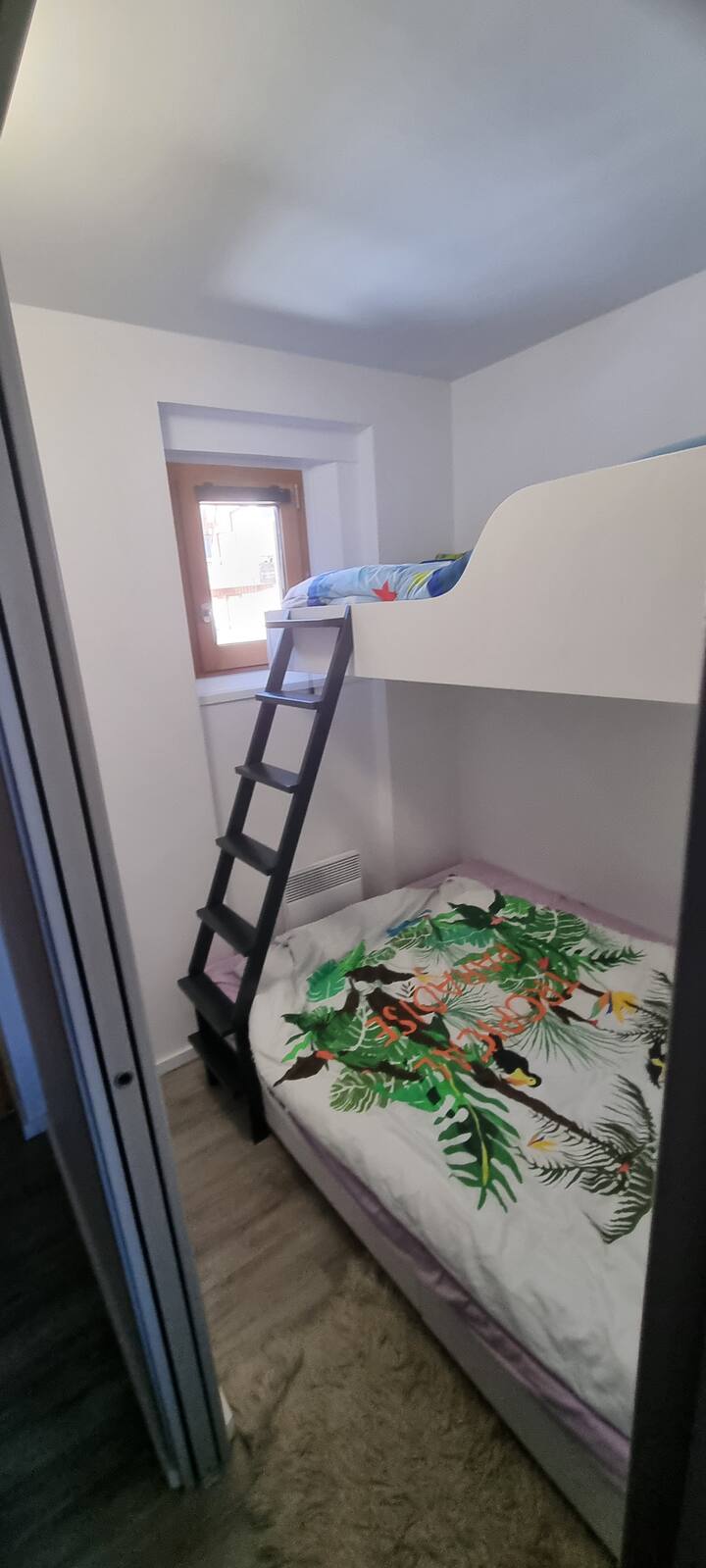 Chumba kidogo cha kulala cha ghorofa ya chini kilicho na vitanda 140x190 na kitanda cha ghorofa 90x190. Droo 2 za kuhifadhi zilizojengwa kwenye kitanda cha chini, mlango unaoteleza.
