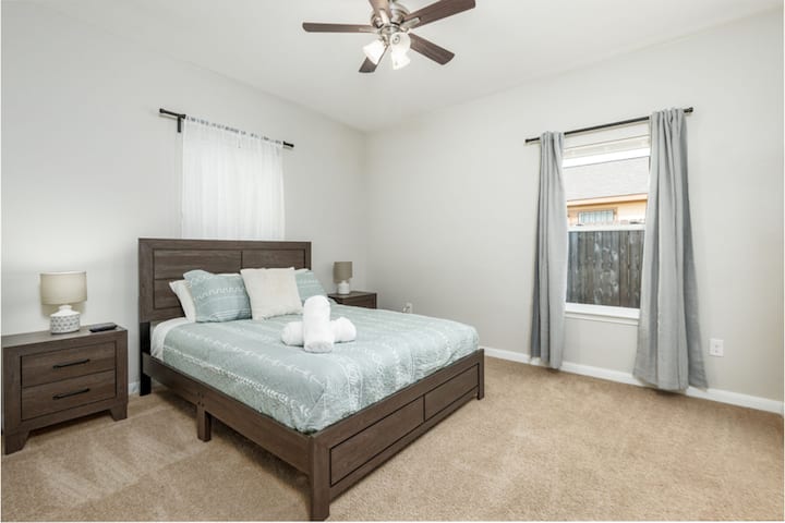 פשוט, מרווח ומלא באור טבעי. החדר הנקי והבהיר הזה מציע גמישות ונוחות, אידיאלי לאורחים שמעריכים מרחב מינימליסטי אך מזמין.