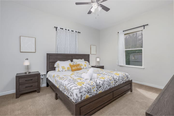 סוויטת מאסטר: חדר מואר ומאוורר עם עיצוב פרחוני מקסים ונוחות חדר רחצה צמוד!