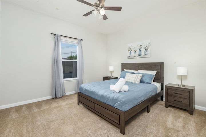 פתוח, מואר ומזמין — המרחב הנוח הזה מושלם למנוחה אחרי יום ארוך. הוא מעוצב בקפידה כדי שתרגישו כמו בבית, ומציע מקום מפלט שקט עם הרבה אור טבעי.