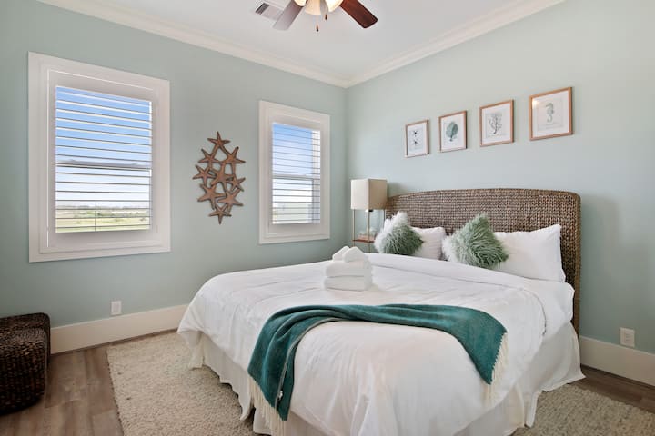 Unwind in this charming third-floor king suite with a cozy private deck. The en-suite bathroom features a walk-in shower, and the view offers a tranquil look over the neighborhood.