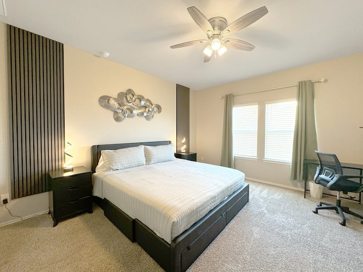 Obrovská hlavná spálňa s priestrannou manželskou posteľou a dostatkom priestoru na prácu a detskú postieľku