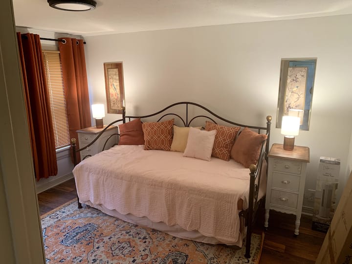 Cama de día doble con cama corrediza extraíble debajo. También tamaño doble.