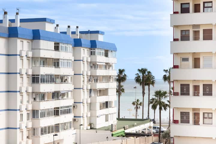 Beach Bliss Benalmadena: Pool, Parking & Peace - Benalmádena