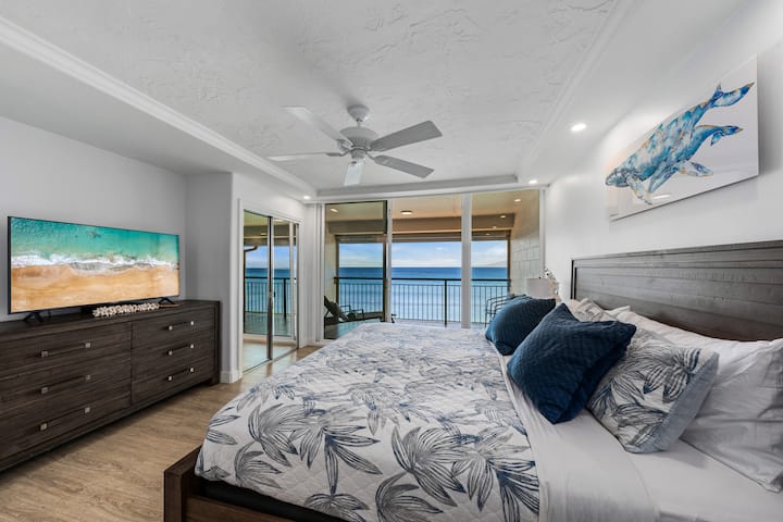 חדר השינה הראשי הפונה מערבה. תוכלו ליהנות מהאיים של לאנאי ומולוקאי שמציצים מהמים הכחולים העמוקים בבקרים, ושקיעות צבועות בערבים!