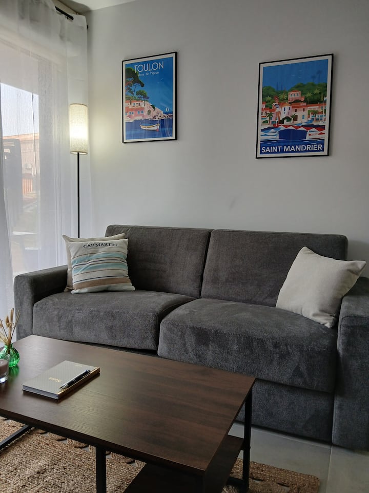 Рапидо каучот со вистински кревет , многу удобен 