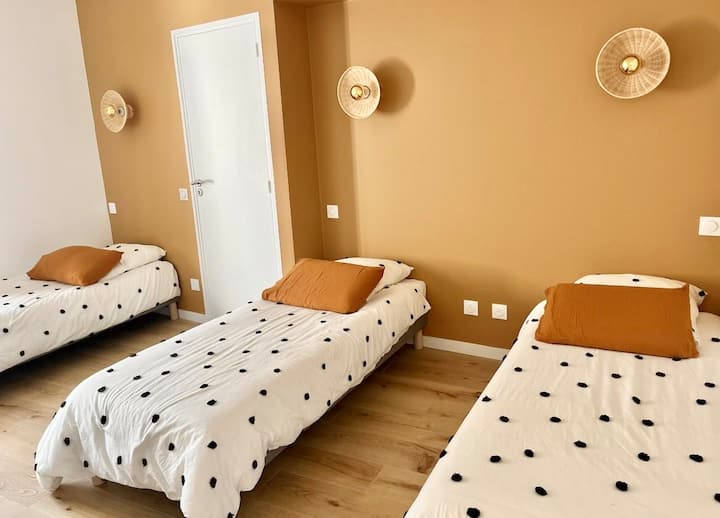 Spavaća soba s 3 odvojena kreveta na vrlo mirnom dvorištu s vlastitom tuš-kabinom