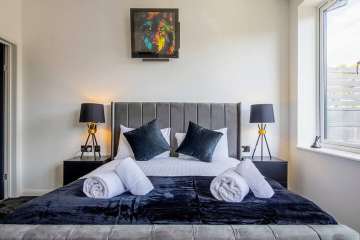 4 Bedroom Luxury Home Features HotTub & Pool Table gallery image 5