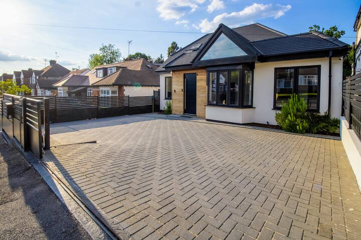 4 Bedroom Luxury Home Features HotTub & Pool Table gallery image 2