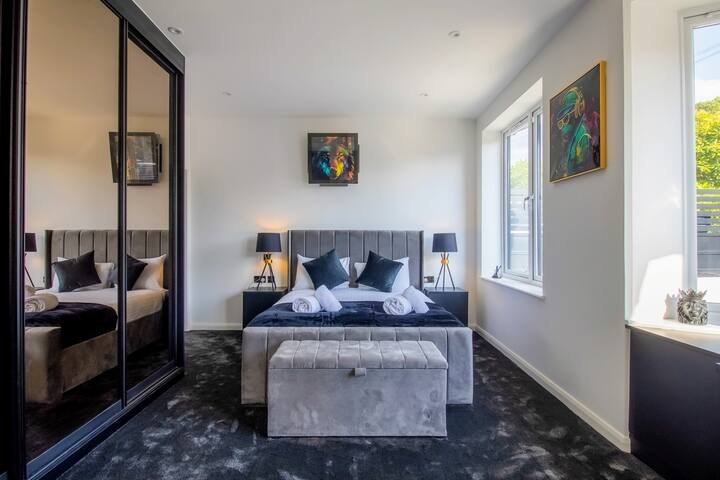 4 Bedroom Luxury Home Features HotTub & Pool Table gallery image 3