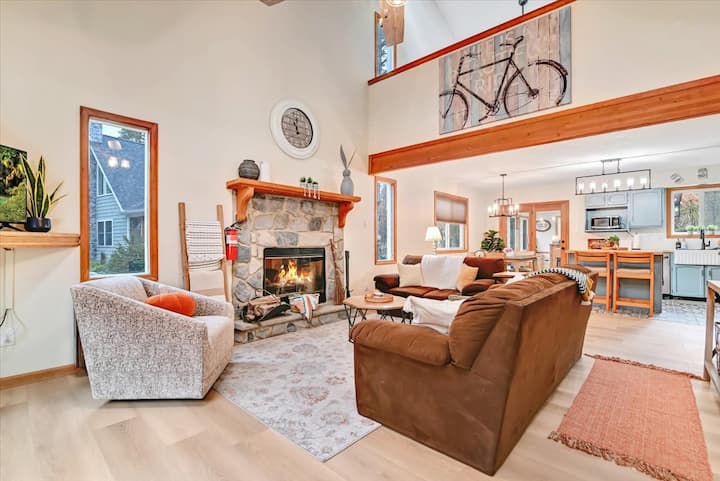 Pocono Rustic Cabin W/fireplace, Games & Hot Tub - Pocono Mountains, PA